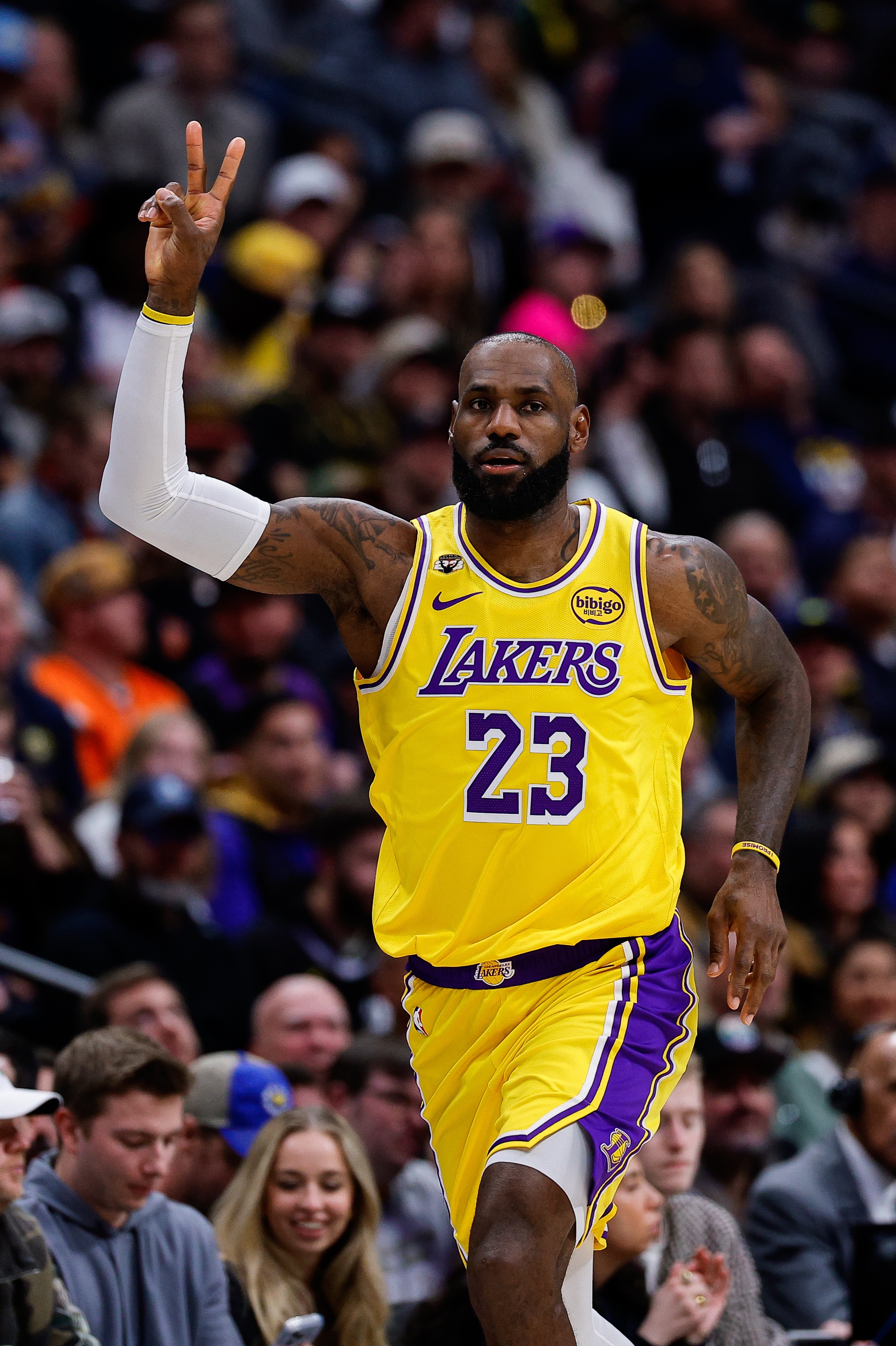 开云官网-徐静雨：詹姆斯是湖人的优秀防守球员 他的防守发挥远胜于东契奇