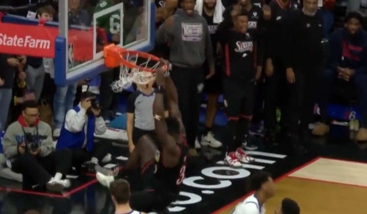 开云集团-神兵天降！马克西三分不中 博纳一飞冲天双手暴力补扣追平比分