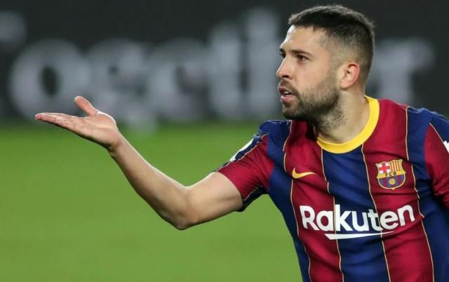 开云官网-巴萨两个左后卫都换？西媒：阿尔瓦不降薪就会走